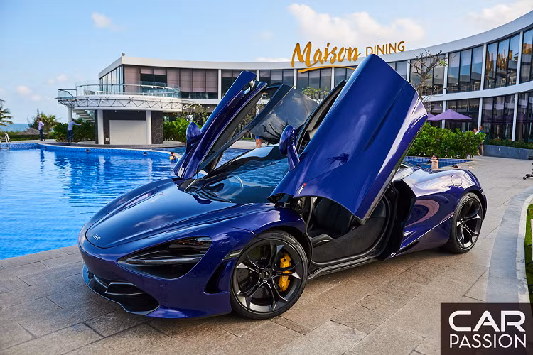 McLaren 720S vận hành bằng động cơ V8 tăng áp kép có dung tích 4.0L, có khả năng sản sinh lượng công suất 720 mã lực tại vòng tua máy 7.000 rpm nhờ đạt mô men xoắn cực đại 770 Nm tại vòng tua máy 5.500 rpm.