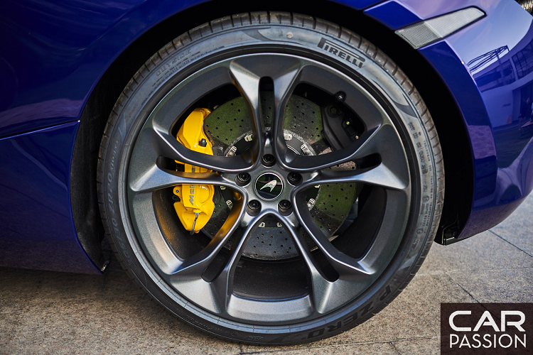 Tuân thủ phong cách thiết kế đề cao hiệu quả của McLaren nên tất cả những chiếc siêu xe 720S đều có phần nội thất khá đơn giản. Da bọc màu đen kết hợp cùng nhiều chi tiết và chỉ khâu tương phản ở hầu hết các chi tiết.