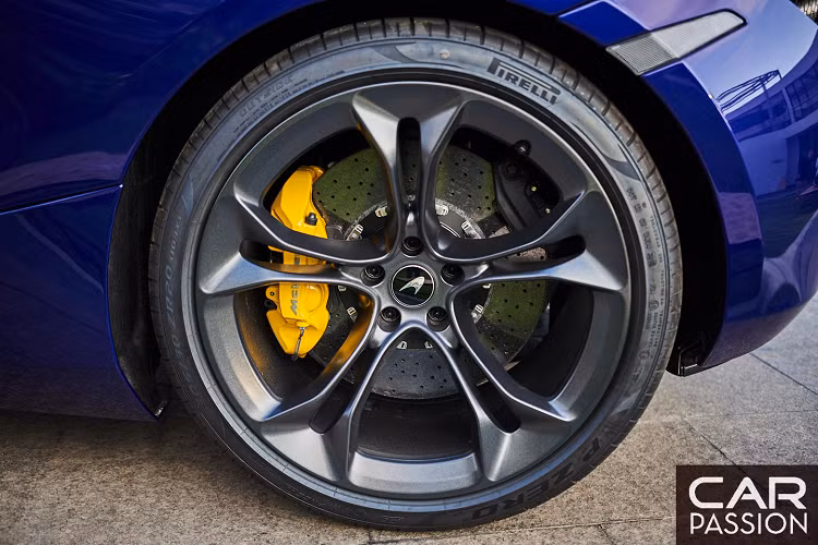 Tuân thủ phong cách thiết kế đề cao hiệu quả của McLaren nên tất cả những chiếc siêu xe 720S đều có phần nội thất khá đơn giản. Da bọc màu đen kết hợp cùng nhiều chi tiết và chỉ khâu tương phản ở hầu hết các chi tiết.