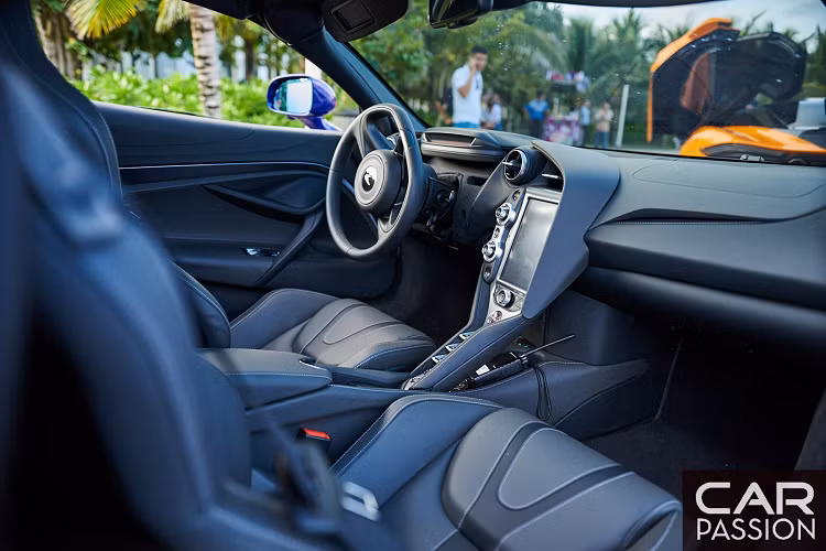 Khi về đến Việt Nam, giá siêu xe McLaren 720S khi lăn bánh sau khi đã cộng thêm các khoản thuế và phí lên khoảng 1,1 triệu USD (tương đương khoảng 26 tỷ đồng).