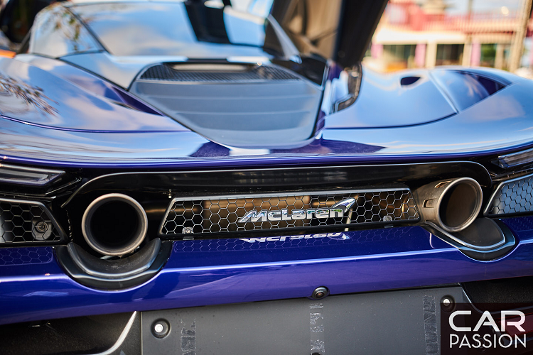 Phía sau bộ mâm này là hệ thống phanh gốm – carbon hiệu năng cao với cùm phanh màu vàng nổi bật. Trên nóc cửa xe, chiếc McLaren 720S màu tím độc đáo này sở hữu 2 cửa sổ trời nhỏ bằng kính.