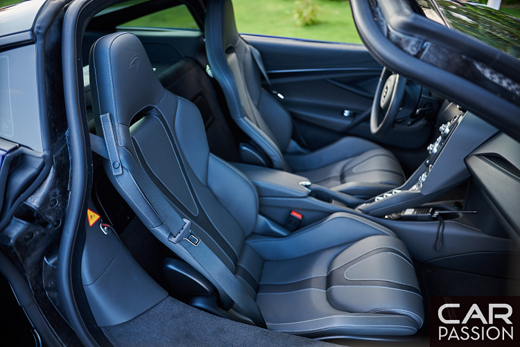 Nhiều chi tiết trên chiếc McLaren 720S này như cản trước, cản sau, khuếch tán dưới gầm xe hay nắp động cơ đều sử dụng vật liệu paladi sơn đen xám. Xe được trang bị bộ mâm năm chấu thanh kép, kích thước 19 inch ở cả bánh trước và bánh sau hoàn thiện trong màu xám kim loại.