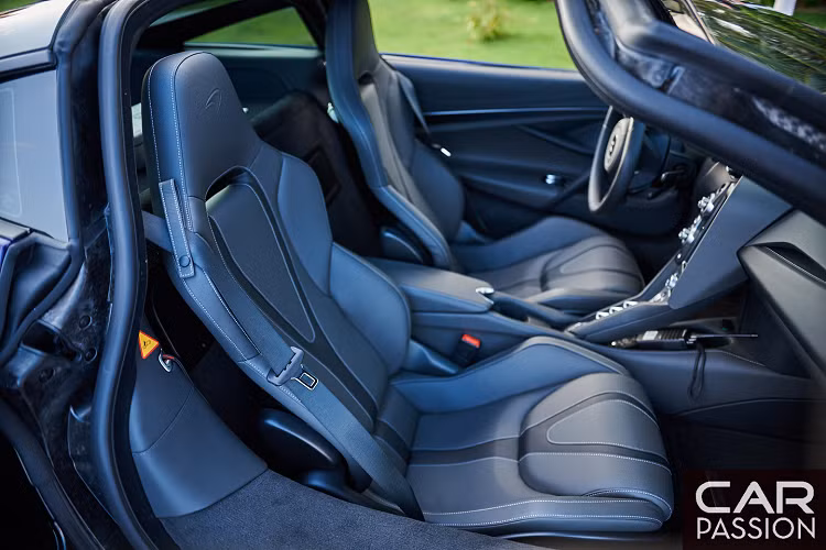 Nhiều chi tiết trên chiếc McLaren 720S này như cản trước, cản sau, khuếch tán dưới gầm xe hay nắp động cơ đều sử dụng vật liệu paladi sơn đen xám. Xe được trang bị bộ mâm năm chấu thanh kép, kích thước 19 inch ở cả bánh trước và bánh sau hoàn thiện trong màu xám kim loại.