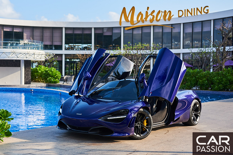 720S cũng là mẫu xe đầu tiên của McLaren được trang bị màn hình gập, cho khả năng hiển thị tối ưu ở chế độ đua cũng như hiển thị toàn bộ thông tin của xe khi di chuyển trong chế độ thông thường. Những nút vào số như P, R, D đều được chuyển thành dạng lẫy, đặt phía dưới màn hình giải trí.