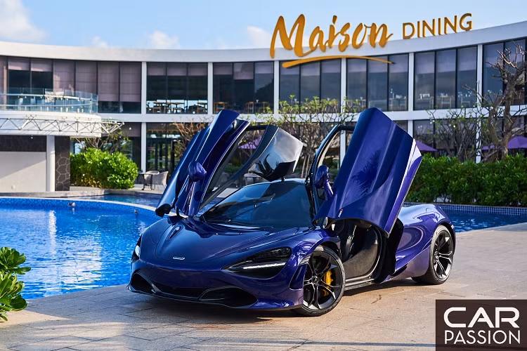 720S cũng là mẫu xe đầu tiên của McLaren được trang bị màn hình gập, cho khả năng hiển thị tối ưu ở chế độ đua cũng như hiển thị toàn bộ thông tin của xe khi di chuyển trong chế độ thông thường. Những nút vào số như P, R, D đều được chuyển thành dạng lẫy, đặt phía dưới màn hình giải trí.