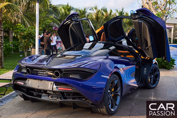 Doanh nhân này cũng cho biết, ý tưởng mua McLaren 720S màu độc này chỉ phát sinh sau khi anh hoàn tất chuyến hành trình CarPassion 2019 vào tháng 6 vừa qua. Chiếc siêu xe màu tím ‘Lantana Purple’ được anh mua tại Đức với giá khoảng 280.000 Euro và thủ tục rất nhanh gọn.
