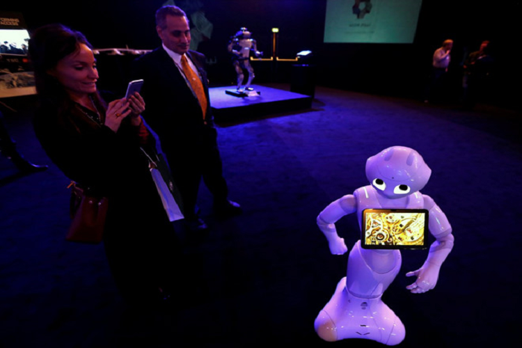 Trong ảnh, du khách đang chụp hình robot ở cuộc triển lãm mang tên Neom tại Riyadh, Saudi Arabia hồi tháng 10/2017. 