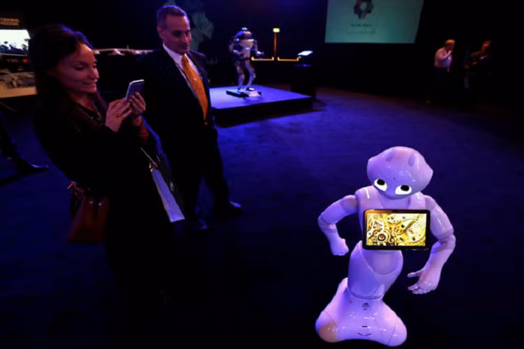 Trong ảnh, du khách đang chụp hình robot ở cuộc triển lãm mang tên Neom tại Riyadh, Saudi Arabia hồi tháng 10/2017. 