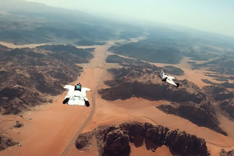 Chính phủ Arab Saudi cũng tổ chức nhiều sự kiện nhằm truyền thông và quảng bá dự án. Trong ảnh, các vận động viên môn thể thao Wingsuit flying (nhảy dù mạo hiểm), tham dự Extreme Sports Event 2018 tổ chức ngay tại Neom. Người chơi khoác lên mình bộ trang phục thiết kế từ chất liệu siêu nhẹ và nhảy xuống từ các vị trí cao như đỉnh tháp, nhà chọc trời, đỉnh núi…sau đó uốn lượn trong không trung, rồi tiếp đất bằng dù.