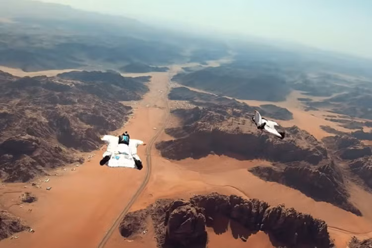 Chính phủ Arab Saudi cũng tổ chức nhiều sự kiện nhằm truyền thông và quảng bá dự án. Trong ảnh, các vận động viên môn thể thao Wingsuit flying (nhảy dù mạo hiểm), tham dự Extreme Sports Event 2018 tổ chức ngay tại Neom. Người chơi khoác lên mình bộ trang phục thiết kế từ chất liệu siêu nhẹ và nhảy xuống từ các vị trí cao như đỉnh tháp, nhà chọc trời, đỉnh núi…sau đó uốn lượn trong không trung, rồi tiếp đất bằng dù.