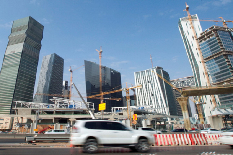 Neom được Quỹ đầu tư công Arab Saudi tài trợ 500 tỷ USD, bên cạnh nguồn vốn đến từ các nhà đầu tư nước ngoài. Chính phủ hy vọng Neom sẽ cải tổ lại xã hội quốc gia Trung Đông này, giảm sự phụ thuộc vào dầu mỏ, biến nơi đây thành trung tâm công nghệ thế giới. 