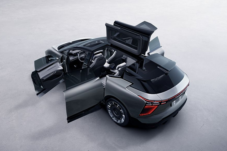 Thiết kế cửa xe không giống ai của xe điện Human Horizons HiPhi 1. Cửa cánh chim với 18 cảm biến đảm bảo chúng sẽ không gặp phải bất kỳ chướng ngại vật hoặc xảy ra va chạm gì khi chúng đóng lại. Chúng sẽ không mở khi trời đang mưa hoặc người ngồi ghế sau chỉ muốn ra khỏi xe theo cửa ngang.