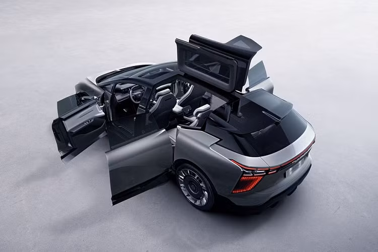 Thiết kế cửa xe không giống ai của xe điện Human Horizons HiPhi 1. Cửa cánh chim với 18 cảm biến đảm bảo chúng sẽ không gặp phải bất kỳ chướng ngại vật hoặc xảy ra va chạm gì khi chúng đóng lại. Chúng sẽ không mở khi trời đang mưa hoặc người ngồi ghế sau chỉ muốn ra khỏi xe theo cửa ngang.