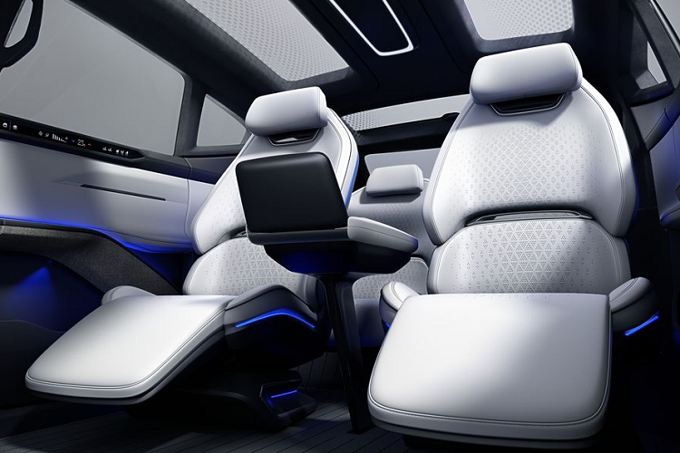 Ghế ngồi sang trọng. Xe HiPhi 1 hỗ trợ giao thức C2X (xe tới cơ sở hạ tầng), cho phép đường thông minh có thể "nói chuyện" trực tiếp với phương tiện, cảnh báo các vấn đề nằm ngoài phạm vi hoạt động của cảm biến. Xe cũng có hệ thống quan sát phía sau dựa vào các camera.