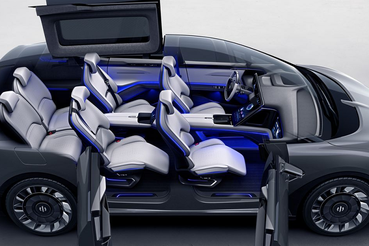 6 ghế ngồi trên Human Horizons HiPhi 1. Quá trình vận hành của HiPhi 1 được đảm bảo bởi 562 cảm biến. Chúng bao gồm các cảm biến trong buồng lái đến các máy đo vận tốc và radar dùng cho chế độ tự hành.