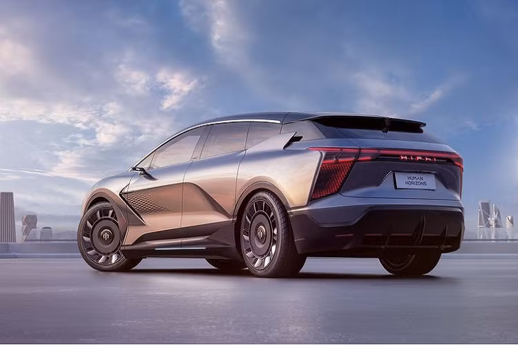 Theo nhà sản xuất xe ôtô điện Trung Quốc, Human Horizons HiPhi 1 có tầm hoạt động tới 400 dặm (khoảng 655 km). Với cách mở cửa có phần kỳ dị và rắc rối, HiPhi 1 khiến cửa Falcon Wing (cửa cánh chim) của Tesla Model X vốn là mẫu cửa rất "hot" trở nên bình thường.