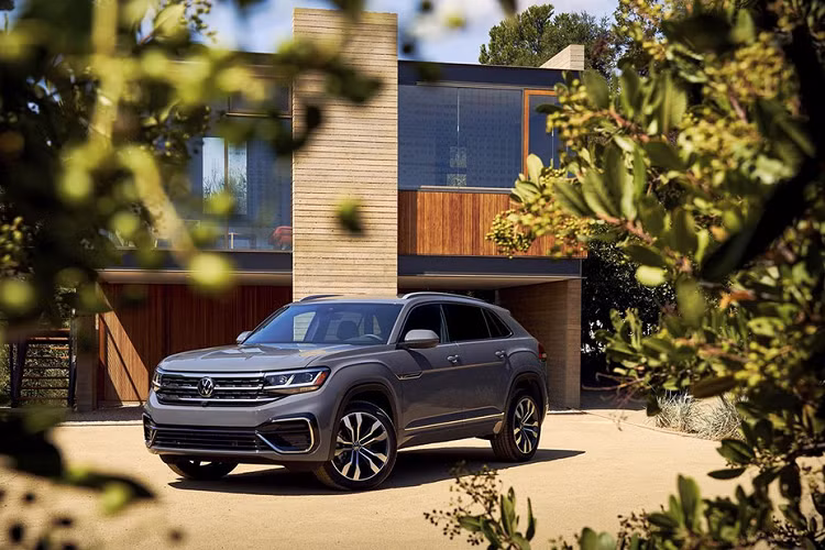 Về kích thước tổng quan, nếu so với mẫu VW Atlas 7 chỗ, chiếc Atlas Cross Sport có cùng trục cơ sở 2.980mm, cùng chiều rộng 1.989mm, tuy nhiên chiều dài ngắn hơn 71mm và thấp hơn 58mm.