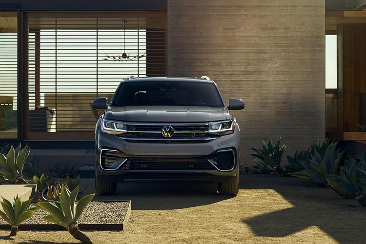 Có thể thấy, phiên bản thương mại của xe được hoàn thiện dựa trên chiếc Atlas Cross Sport Concept đã được Volkswagen giới thiệu năm 2018. Không có nhiều sự thay đổi lớn, khi mà bản thương mại được tinh chỉnh một vài chi tiết mang tính hiện thực hơn.