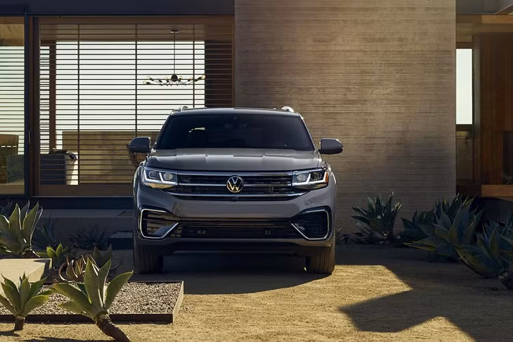 Có thể thấy, phiên bản thương mại của xe được hoàn thiện dựa trên chiếc Atlas Cross Sport Concept đã được Volkswagen giới thiệu năm 2018. Không có nhiều sự thay đổi lớn, khi mà bản thương mại được tinh chỉnh một vài chi tiết mang tính hiện thực hơn.