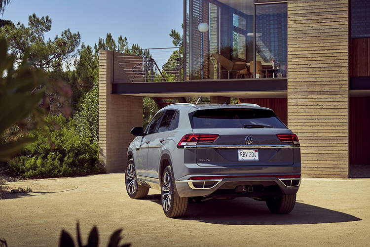 Bên trong xe, thay vì 7 chỗ như bản Atlas, chiếc Cross Sport chỉ có 5 chỗ như một chiếc SUV Coupe cỡ trung. Thiết kế nội thất mang đặc trưng của Volkswagen nhưng hiện đại, tươi trẻ. Vô-lăng thiết kế mới và tích hợp nhiều nút điều khiển. Bảng đồng hồ kỹ thuật số Digital Cockpit trong khi màn điều khiển trung tâm kích cỡ lớn, thuận tiện cho điều khiển thao tác.