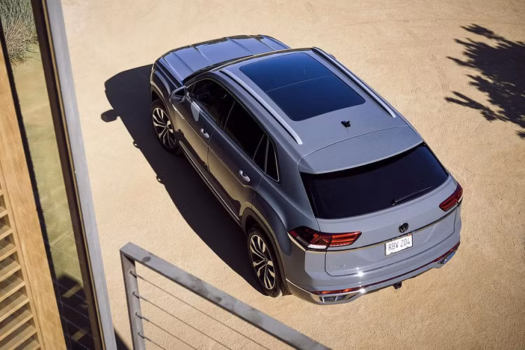 Có tới 8 cấu hình trang bị cho Atlas Cross Sport 2020, gồm: S, SE, SE w/Tech, SE w/Tech R-Line, SEL, SEL R-Line, SEL Premium và SEL Premium R-Line. Thông tin chi tiết và giá bán Volkswagen Atlas 2020 sẽ được Volkswagen thông báo trước khi mở bán từ mùa Xuân 2020.