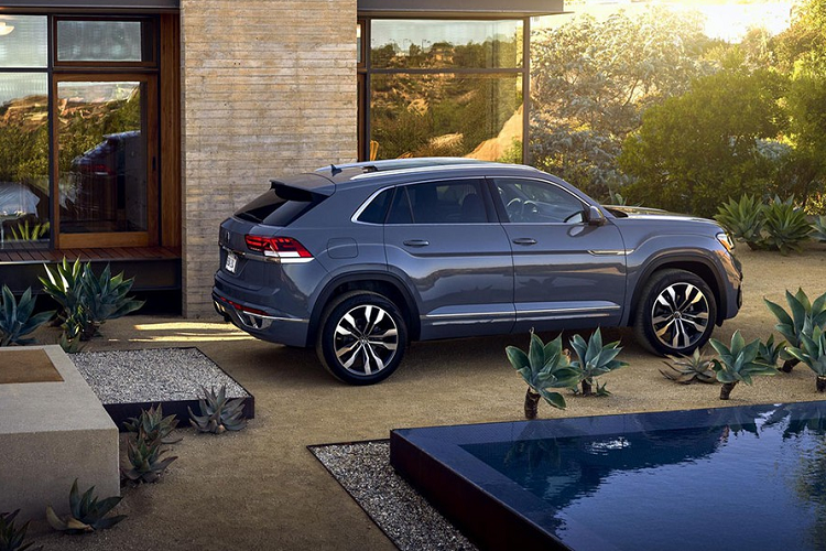 Một số trang bị tiện ích cao cấp như sạc điện thoại không dây, tính năng sưởi ấm vô-lăng và hàng ghế sau cũng như thông gió ghế ngồi trước. Hệ thống âm thanh cao cấp Fender Premium Audio gồm 12 loa. Volkswagen Atlas Cross Sport 2020 tại Bắc Mỹ sẽ cho phép 2 cấu hình động lực, gồm bản máy V6 276 mã lực và bản động cơ I4 TSI tăng áp turbocharged 235 mã lực. Cả 2 động cơ đều kết hợp với hộp số tự động 8 cấp, cũng cho phép hệ dẫn động 4 bánh toàn thời gian 4Motion.