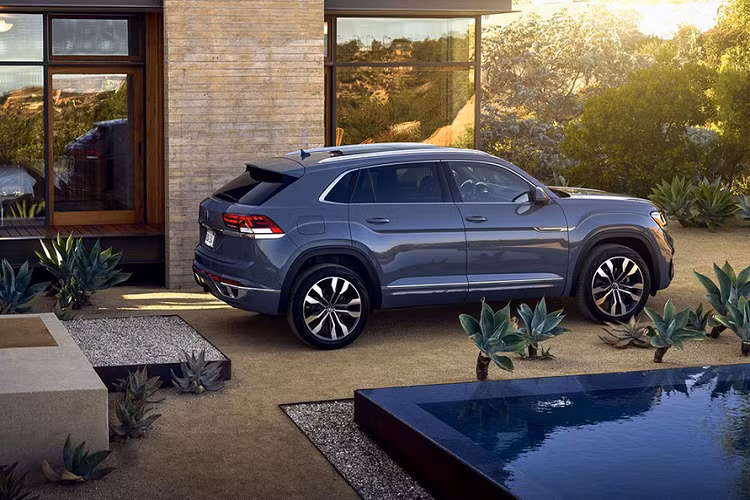 Một số trang bị tiện ích cao cấp như sạc điện thoại không dây, tính năng sưởi ấm vô-lăng và hàng ghế sau cũng như thông gió ghế ngồi trước. Hệ thống âm thanh cao cấp Fender Premium Audio gồm 12 loa. Volkswagen Atlas Cross Sport 2020 tại Bắc Mỹ sẽ cho phép 2 cấu hình động lực, gồm bản máy V6 276 mã lực và bản động cơ I4 TSI tăng áp turbocharged 235 mã lực. Cả 2 động cơ đều kết hợp với hộp số tự động 8 cấp, cũng cho phép hệ dẫn động 4 bánh toàn thời gian 4Motion.