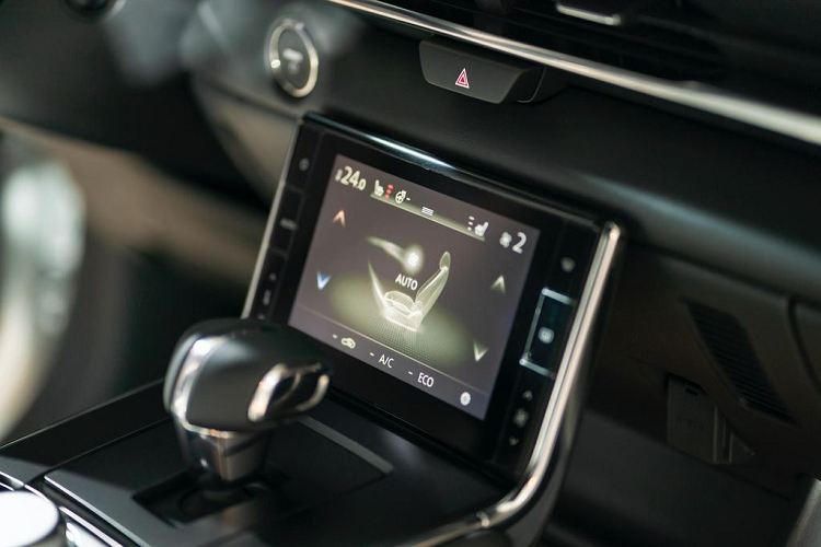 Những con số hiệu năng bên cạnh đó cũng chưa được tiết lộ nhưng có lẽ sẽ không quá lớn. Mazda cũng chưa thông báo về khoảng thời gian sạc đầy của khối pin tuy nhiên phía hãng đã tiết lộ công việc này sẽ sử dụng năng lượng từ AC (AC power) lên tới 6.6kW hoặc DC power với tiêu chuẩn CHAdeMO hay COMBO.