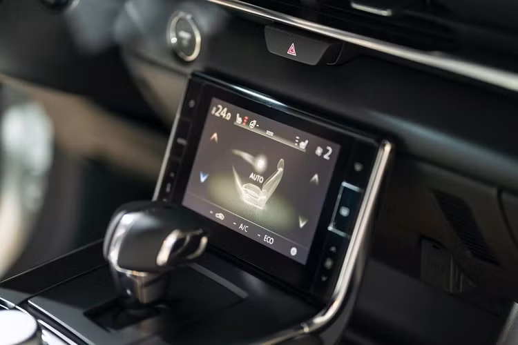 Những con số hiệu năng bên cạnh đó cũng chưa được tiết lộ nhưng có lẽ sẽ không quá lớn. Mazda cũng chưa thông báo về khoảng thời gian sạc đầy của khối pin tuy nhiên phía hãng đã tiết lộ công việc này sẽ sử dụng năng lượng từ AC (AC power) lên tới 6.6kW hoặc DC power với tiêu chuẩn CHAdeMO hay COMBO.