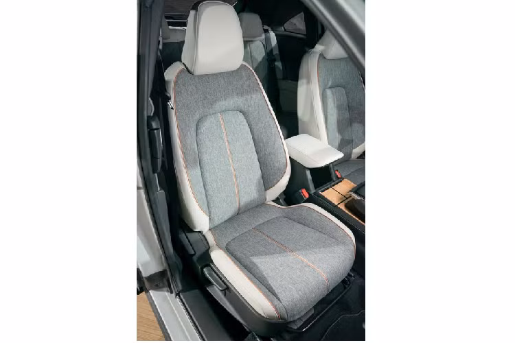 Kiểu dáng mới thông minh, Mazda MX-30 hoàn toàn mới được áp dụng concept thiết kế mang tên ‘Human Modern’ và cánh cửa Freestyle – không có trụ B (với hai góc mở cửa trước sau lần lượt là 82 và 80 độ) đại diện cho một bước tiến hóa mới của ngôn ngữ thiết kế Kodo.