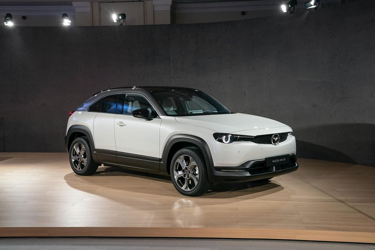 Nổi bật và xuyên suốt thiết kế của xe điện Mazda MX-30 chính là triết lý của sự thuần túy và độc đáo, hướng tới trải nghiệm lái Jinba Ittai. Trong đó, kiến trúc Skyactiv-Vehicle Architecture chia sẻ cùng 2 người anh em CX-30 và Mazda 3 kết hợp cùng Công nghệ kiểm soát lực kéo G-Vectoring Control Plus (e-GVC Plus) tiêu chuẩn là 2 yếu tố chủ đạo.