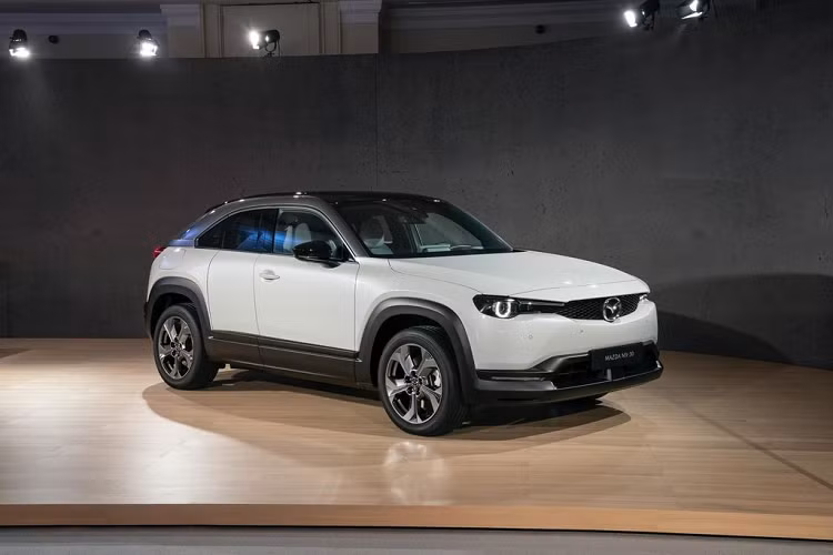 Nổi bật và xuyên suốt thiết kế của xe điện Mazda MX-30 chính là triết lý của sự thuần túy và độc đáo, hướng tới trải nghiệm lái Jinba Ittai. Trong đó, kiến trúc Skyactiv-Vehicle Architecture chia sẻ cùng 2 người anh em CX-30 và Mazda 3 kết hợp cùng Công nghệ kiểm soát lực kéo G-Vectoring Control Plus (e-GVC Plus) tiêu chuẩn là 2 yếu tố chủ đạo.