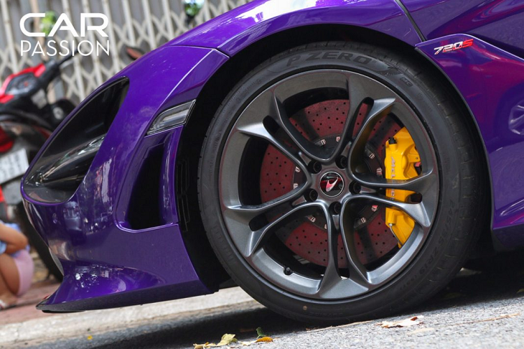 Mclaren 720S là mẫu xe đầu tiên của Mclaren được trang bị màn hình gập, cho khả năng hiển thị tối ưu ở chế độ đua cũng như hiển thị toàn bộ thông tin của xe khi di chuyển trong chế độ thông thường. Những nút vào số như P, R, D đều được chuyển thành dạng lẫy, đặt phía dưới màn hình giải trí.