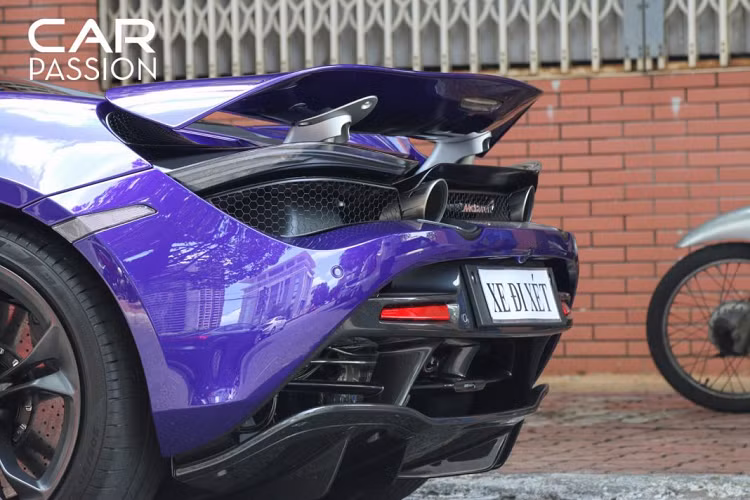 Sức mạnh này sẽ được truyền đến bánh sau của xe thông qua một hộp số ly hợp kép 7 cấp, nhờ đó, chiếc siêu xe này có khả năng tốc lên 100 km/h trong chỉ 2,8 giây, lên 200 km/h trong 7.8 giây và tốc độ tối đa đạt được là 340 km/h.