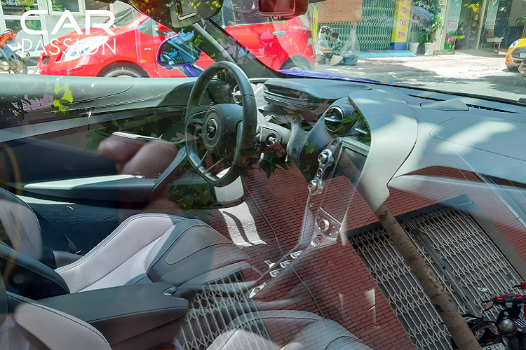 Phía sau bộ mâm này là hệ thống phanh gốm – carbon hiệu suất cao với cùm phanh màu vàng nổi bật. Trên nóc cửa xe, chiếc Mclaren 720S màu tím độc đáo này sở hữu hai cửa sổ trời nhỏ bằng kính.