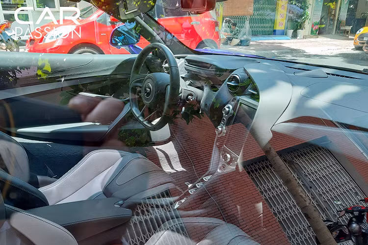 Phía sau bộ mâm này là hệ thống phanh gốm – carbon hiệu suất cao với cùm phanh màu vàng nổi bật. Trên nóc cửa xe, chiếc Mclaren 720S màu tím độc đáo này sở hữu hai cửa sổ trời nhỏ bằng kính.