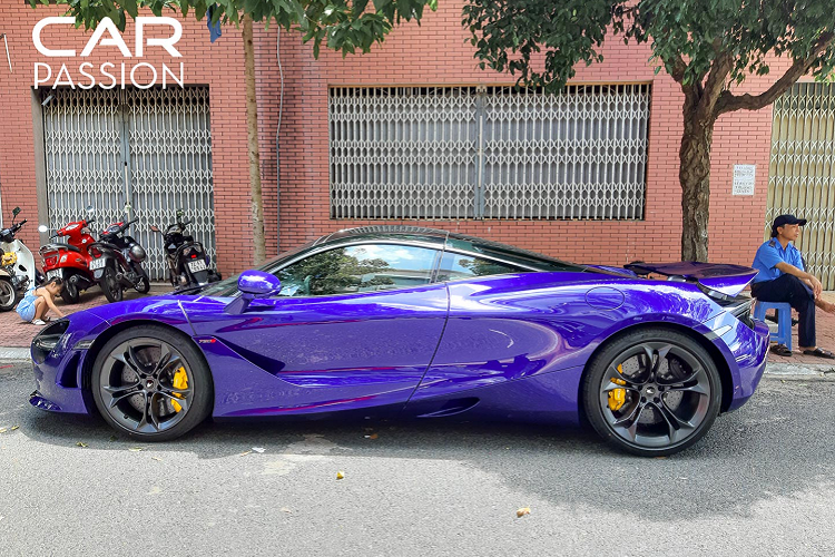 Những chi tiết khác ở ngoại thất như cản trước, cản sau, khuếch tán dưới gầm xe hay nắp động cơ được sử dụng vật liệu paladi sơn đen xám. Xe được trang bị bộ mâm năm chấu thanh kép, kích thước 19 inch ở cả bánh trước và bánh sau hoàn thiện trong màu xám kim loại.