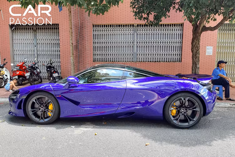 Những chi tiết khác ở ngoại thất như cản trước, cản sau, khuếch tán dưới gầm xe hay nắp động cơ được sử dụng vật liệu paladi sơn đen xám. Xe được trang bị bộ mâm năm chấu thanh kép, kích thước 19 inch ở cả bánh trước và bánh sau hoàn thiện trong màu xám kim loại.