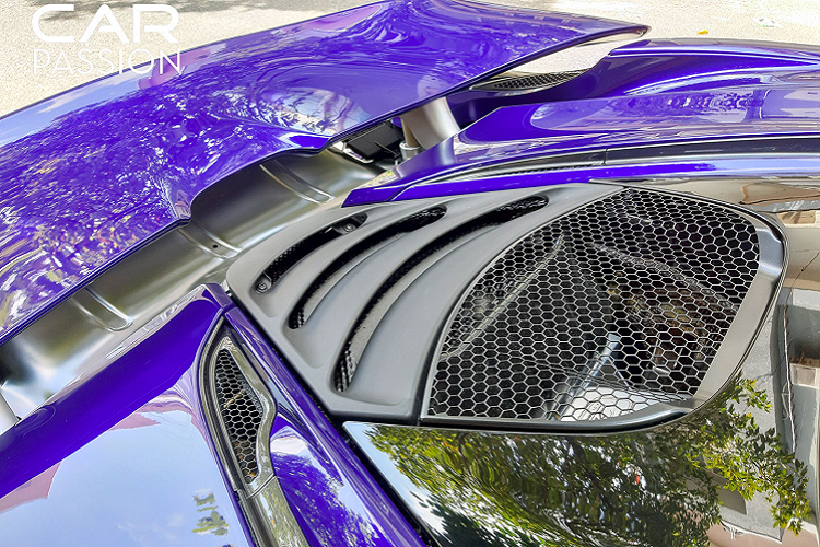 Chiếc Mclaren 720S màu tím này sẽ về nhà với những siêu phẩm của phố biển Vũng Tàu như Aston Martin DB11, Ferrari F12berlinetta độ gói độ đến từ Duke Dynamics và Lamborghini Aventador độ gói độ Liberty Walk phiên bản giới hạn.