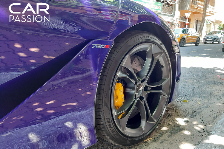 Bên dưới khoang chứa đồ phía sau chính là nơi Mclaren đặt khối động cơ V8 tăng áp của 720S. Khối động cơ tăng áp này có dung tích 3.8 lít, có khả năng sản sinh công suất cực đại 710 mã lực cùng mô-men xoắn cực đại 770 Nm.