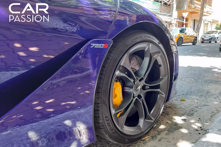 Bên dưới khoang chứa đồ phía sau chính là nơi Mclaren đặt khối động cơ V8 tăng áp của 720S. Khối động cơ tăng áp này có dung tích 3.8 lít, có khả năng sản sinh công suất cực đại 710 mã lực cùng mô-men xoắn cực đại 770 Nm.