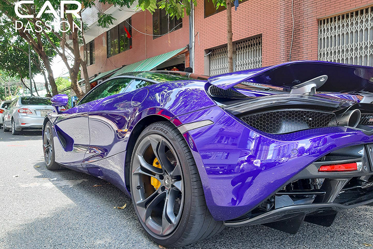 Khoang cabin của chiếc Mclaren 720S này được hoàn thiện khá đơn giản. Nội thất được bọc da màu đen kết hợp cùng nhiều chi tiết và chỉ khâu tương phản ở hầu hết các chi tiết.