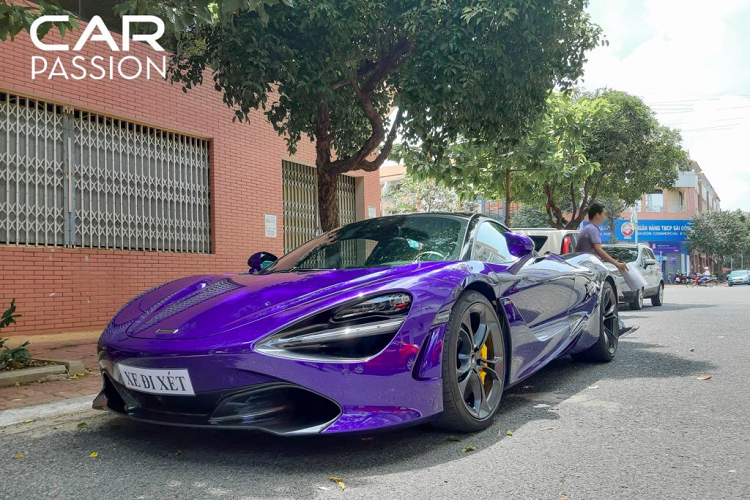 Màu sơn có lẽ là thứ khiến chiếc siêu xe Mclaren 720S này này khác biệt với những chiếc Mclaren còn lại. Không phải là những màu sơn quen thuộc của những chiếc siêu xe như đỏ, cam hay trắng, chiếc Mclaren 720S này mang trên mình màu sơn tím (Lantana Purple) vô cùng đẹp mắt.