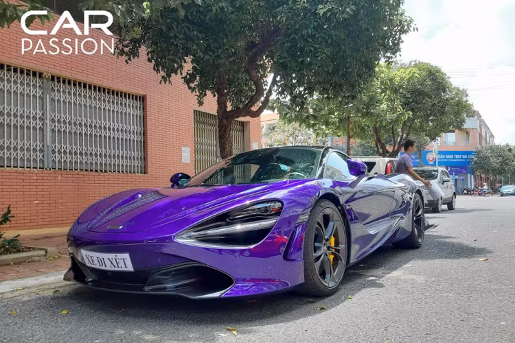 Màu sơn có lẽ là thứ khiến chiếc siêu xe Mclaren 720S này này khác biệt với những chiếc Mclaren còn lại. Không phải là những màu sơn quen thuộc của những chiếc siêu xe như đỏ, cam hay trắng, chiếc Mclaren 720S này mang trên mình màu sơn tím (Lantana Purple) vô cùng đẹp mắt.