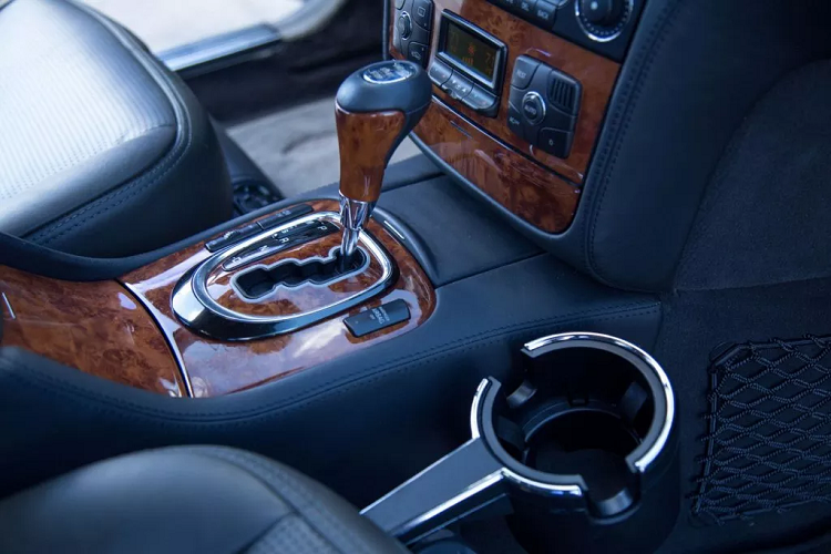 Tất cả tùy chọn (options) trên xe trị giá khoảng 21.060 USD bên cạnh giá bán 129.980 USD tại thời điểm mua mới. Nội thất ốp gỗ vẫn còn sáng bóng.