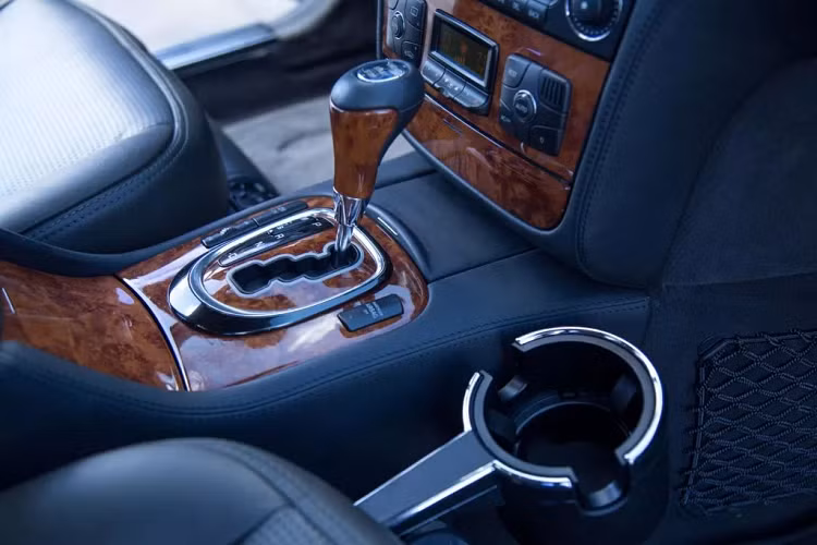 Tất cả tùy chọn (options) trên xe trị giá khoảng 21.060 USD bên cạnh giá bán 129.980 USD tại thời điểm mua mới. Nội thất ốp gỗ vẫn còn sáng bóng.