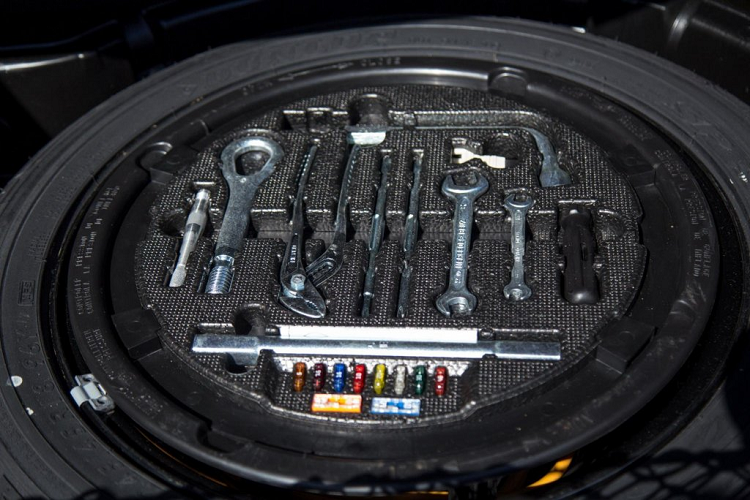 Bộ chìa khoá đi theo xe vẫn còn đủ