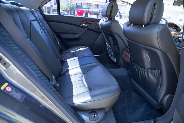 Nội thất chiếc S55 2003 được trang bị ghế bọc da Nappa cao cấp với hai tông màu với các điểm nhấn bằng gỗ màu nâu trên bảng điều khiển trung tâm và táp-pi cửa.