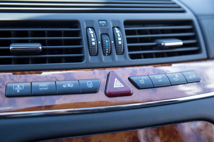 Xe cũng đi kèm nhiều tùy chọn tiện nghi giải trí bao gồm: điện thoại Motorola (thời điểm 2003), chế độ lái tự động giữ khoảng cách DISTRONIC, ghế sau điện tử, ghế thông gió chủ động, chìa khoá thông minh Keyless Go và gói nâng cấp Designo Graphite Edition.