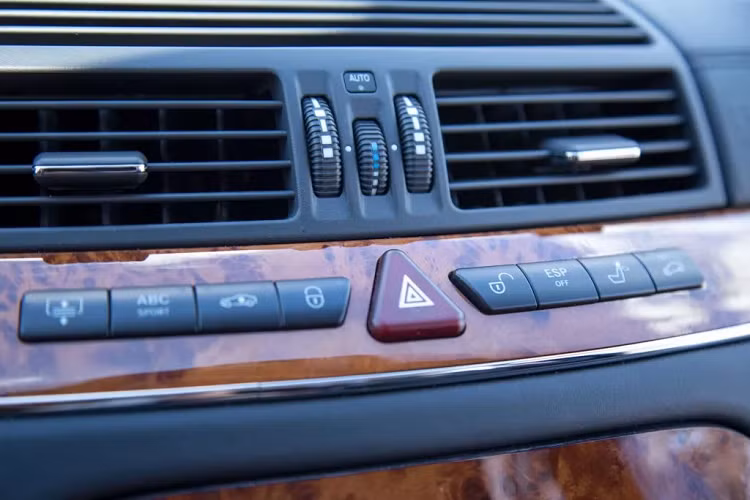 Xe cũng đi kèm nhiều tùy chọn tiện nghi giải trí bao gồm: điện thoại Motorola (thời điểm 2003), chế độ lái tự động giữ khoảng cách DISTRONIC, ghế sau điện tử, ghế thông gió chủ động, chìa khoá thông minh Keyless Go và gói nâng cấp Designo Graphite Edition.